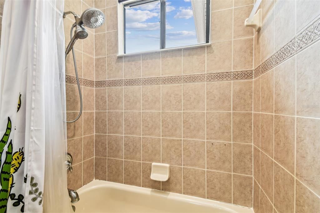 合同活跃: $635,000 (4 贝兹, 2 浴室, 3000 平方英尺)