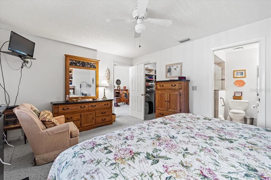 For Sale: $269,000 (2 beds, 2 baths, 1269 Square Feet)