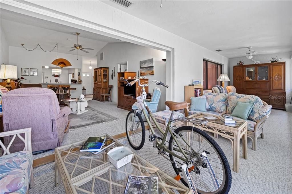 For Sale: $269,000 (2 beds, 2 baths, 1269 Square Feet)