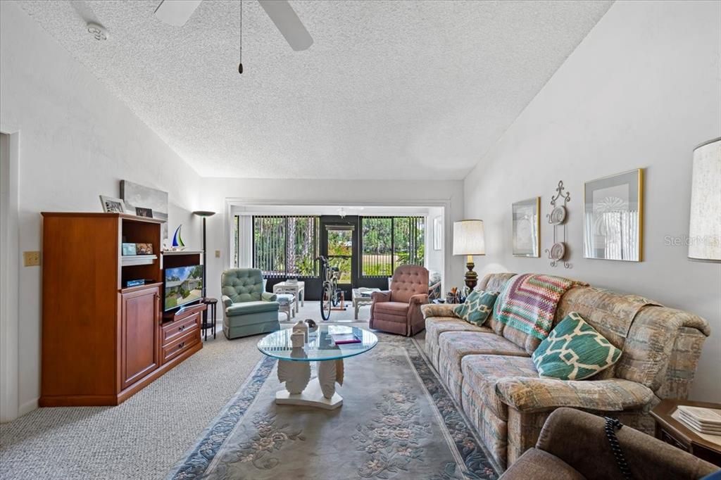 For Sale: $269,000 (2 beds, 2 baths, 1269 Square Feet)