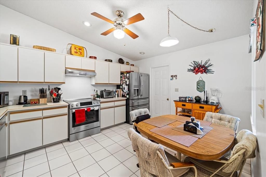 For Sale: $269,000 (2 beds, 2 baths, 1269 Square Feet)