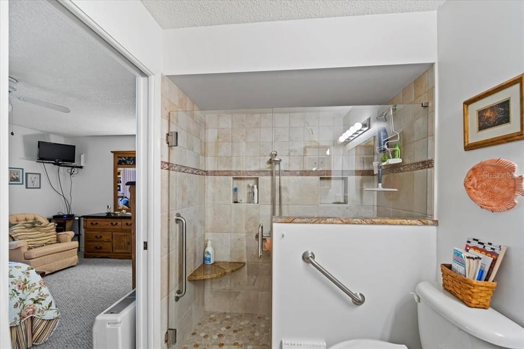 For Sale: $269,000 (2 beds, 2 baths, 1269 Square Feet)