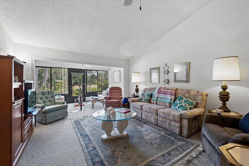 For Sale: $269,000 (2 beds, 2 baths, 1269 Square Feet)