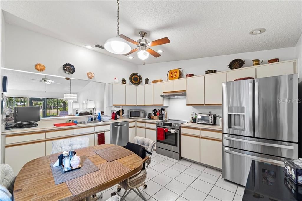 For Sale: $269,000 (2 beds, 2 baths, 1269 Square Feet)