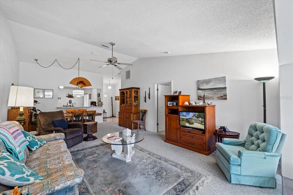 For Sale: $269,000 (2 beds, 2 baths, 1269 Square Feet)