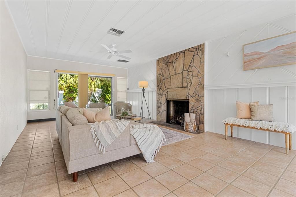 Activo con contrato: $575,000 (3 camas, 2 baños, 2544 Pies cuadrados)