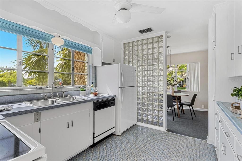 Activo con contrato: $575,000 (3 camas, 2 baños, 2544 Pies cuadrados)