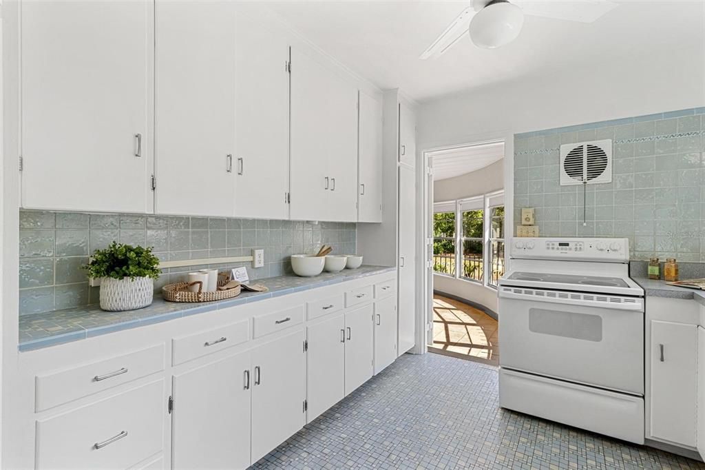 Activo con contrato: $575,000 (3 camas, 2 baños, 2544 Pies cuadrados)