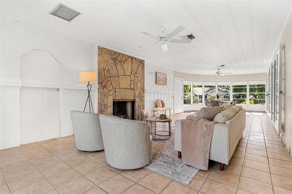 Activo con contrato: $575,000 (3 camas, 2 baños, 2544 Pies cuadrados)