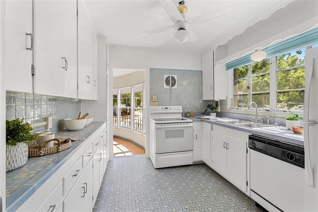 Activo con contrato: $575,000 (3 camas, 2 baños, 2544 Pies cuadrados)