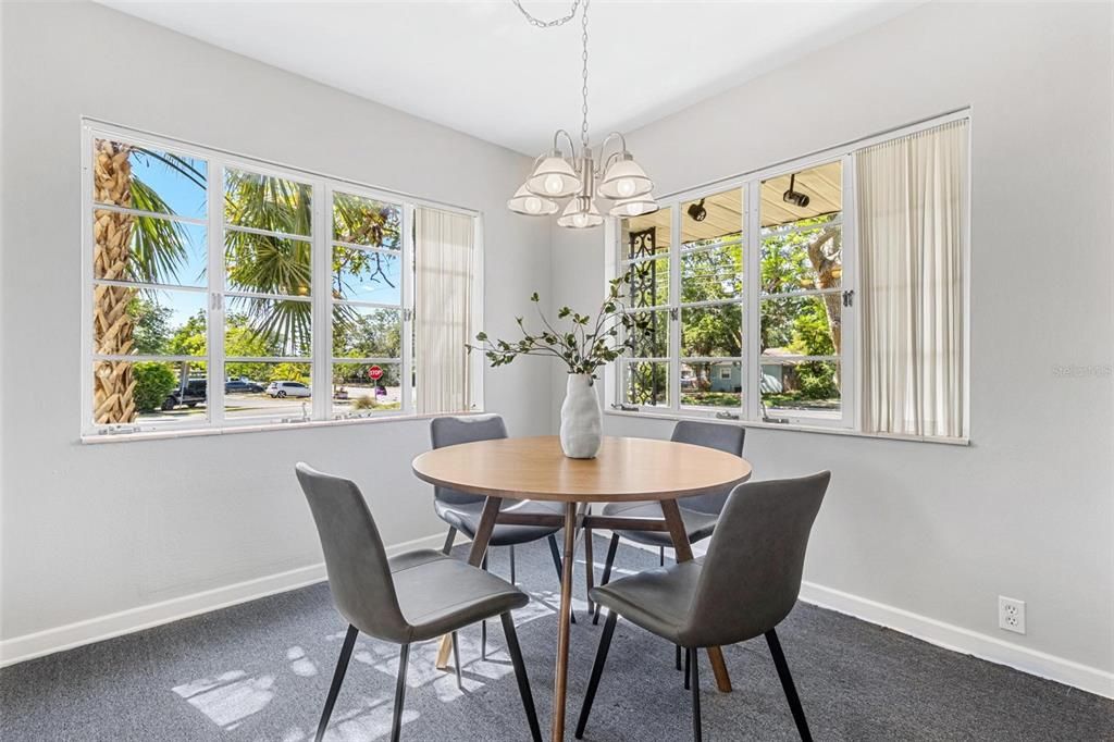 Activo con contrato: $575,000 (3 camas, 2 baños, 2544 Pies cuadrados)