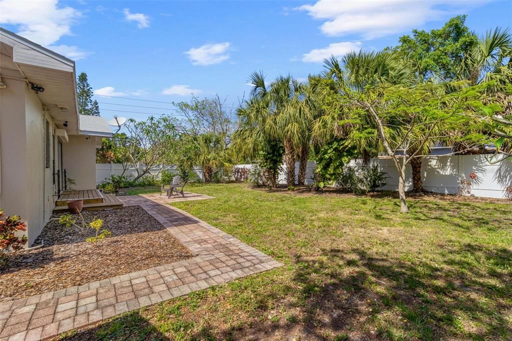 Activo con contrato: $575,000 (3 camas, 2 baños, 2544 Pies cuadrados)