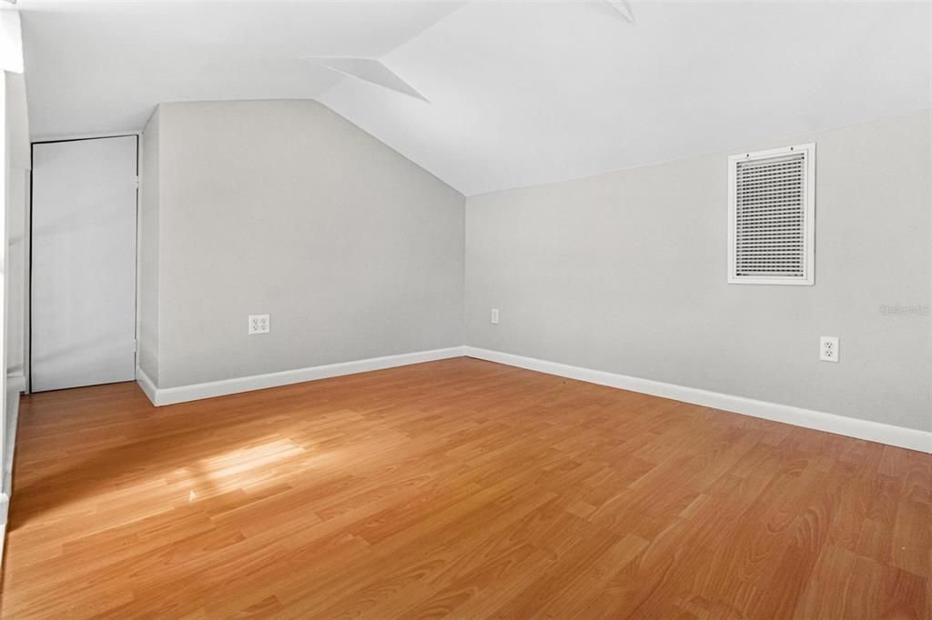 Activo con contrato: $575,000 (3 camas, 2 baños, 2544 Pies cuadrados)