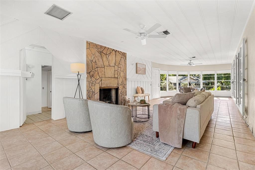 Activo con contrato: $575,000 (3 camas, 2 baños, 2544 Pies cuadrados)