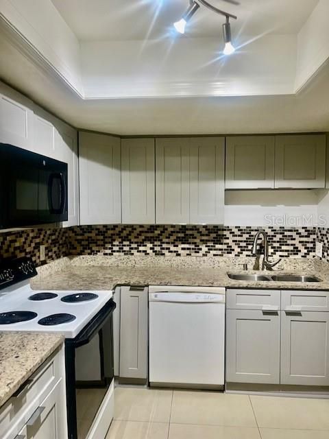 For Sale: $185,000 (2 beds, 2 baths, 905 Square Feet)