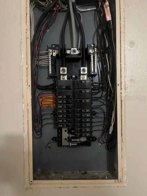 For Sale: $185,000 (2 beds, 2 baths, 905 Square Feet)