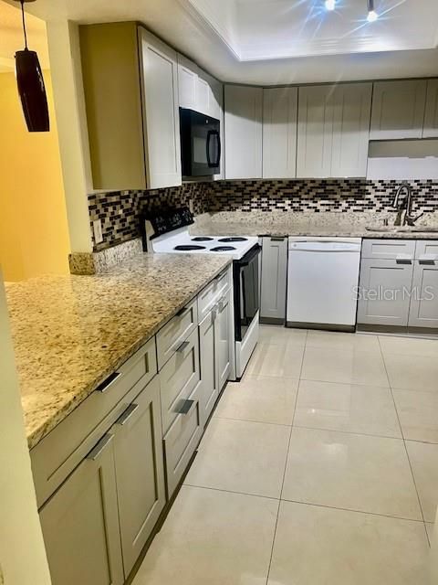 For Sale: $185,000 (2 beds, 2 baths, 905 Square Feet)