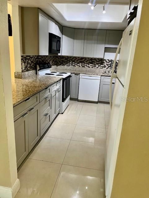 For Sale: $185,000 (2 beds, 2 baths, 905 Square Feet)