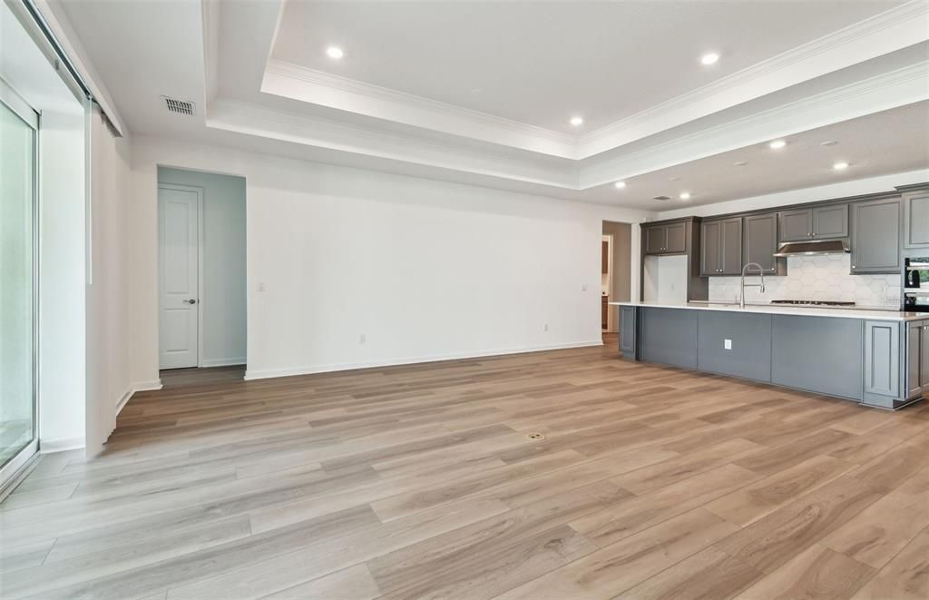 合同活跃: $693,580 (5 贝兹, 4 浴室, 3295 平方英尺)