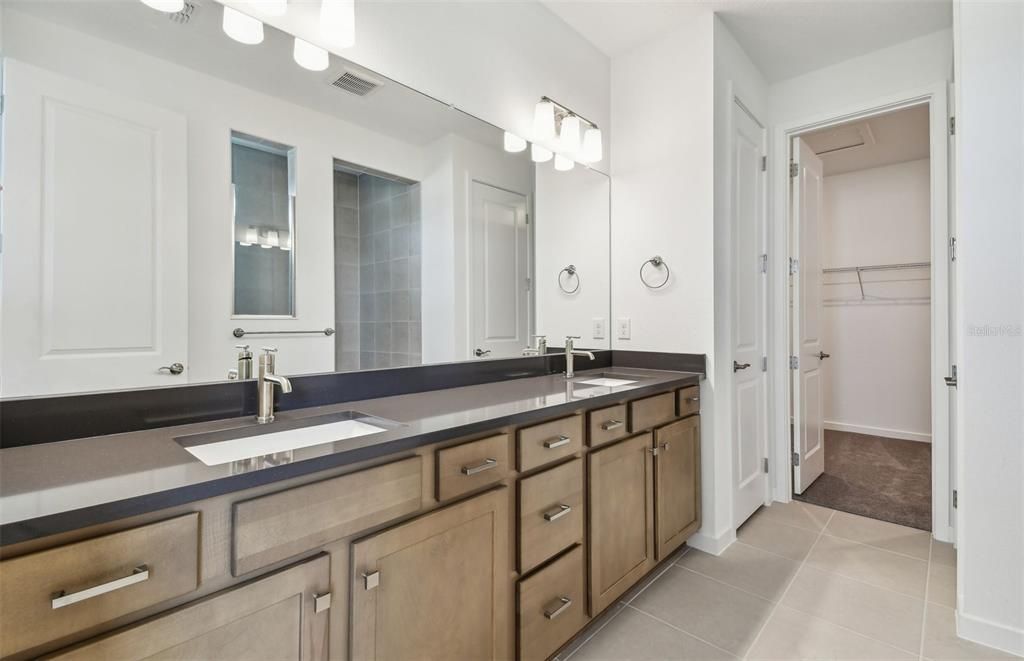 合同活跃: $693,580 (5 贝兹, 4 浴室, 3295 平方英尺)