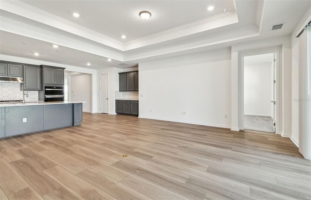 合同活跃: $693,580 (5 贝兹, 4 浴室, 3295 平方英尺)