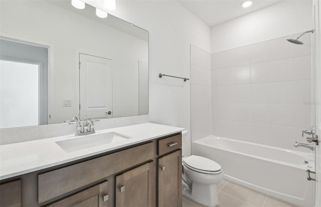 合同活跃: $693,580 (5 贝兹, 4 浴室, 3295 平方英尺)