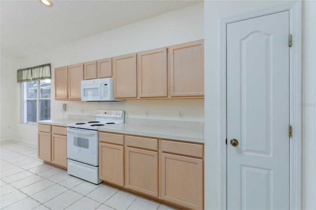 Active With Contract: $410,000 (3 beds, 2 baths, 1786 Square Feet)