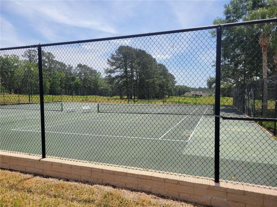 Active With Contract: $335,000 (3 beds, 3 baths, 2021 Square Feet)