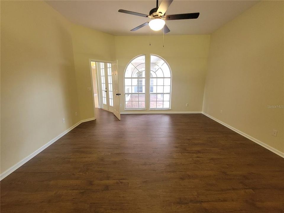 Active With Contract: $335,000 (3 beds, 3 baths, 2021 Square Feet)