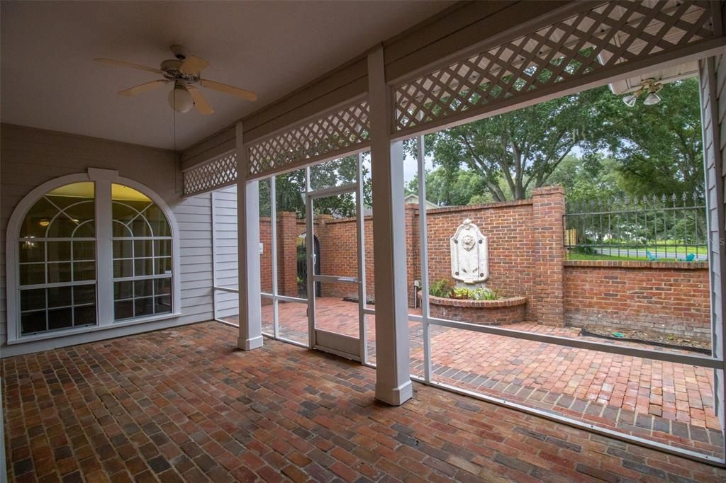 Active With Contract: $335,000 (3 beds, 3 baths, 2021 Square Feet)