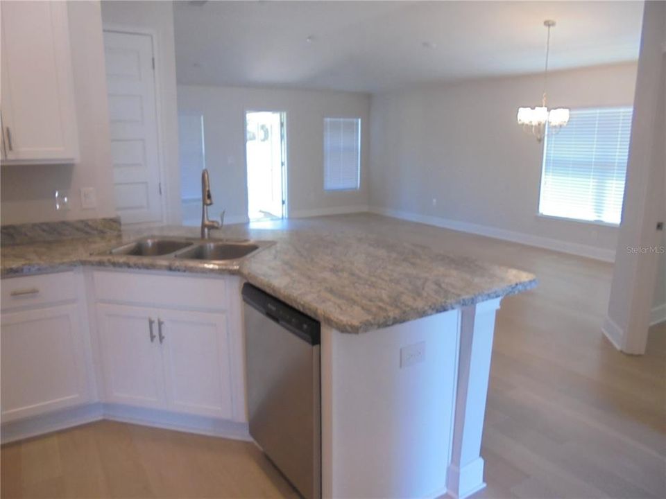 En Venta: $324,000 (4 camas, 2 baños, 1639 Pies cuadrados)