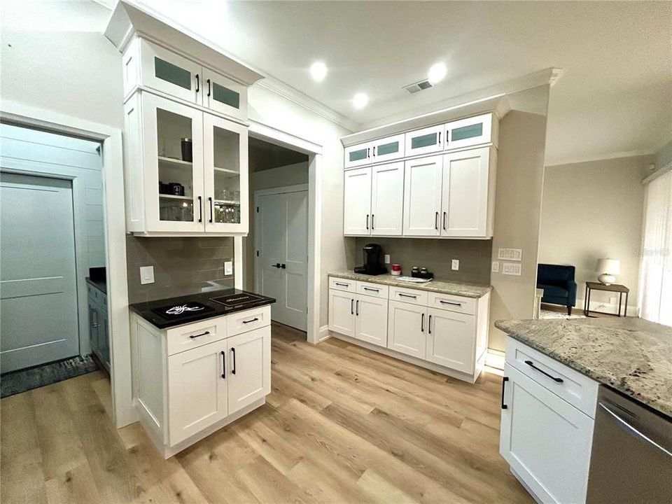 出租: $5,600 (4 贝兹, 3 浴室, 2421 平方英尺)