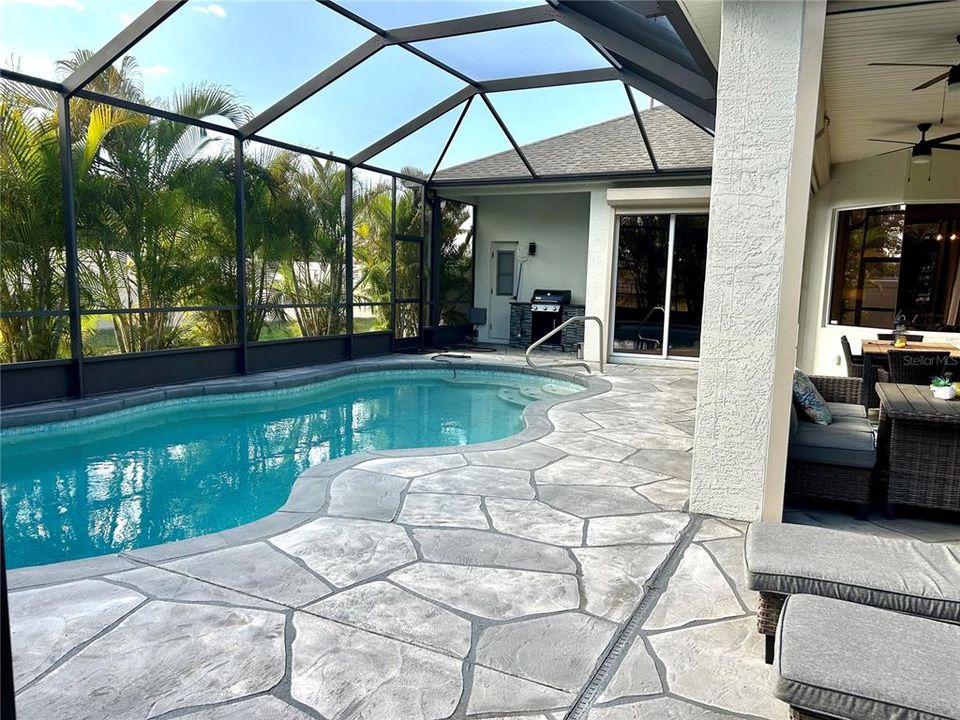 出租: $5,600 (4 贝兹, 3 浴室, 2421 平方英尺)