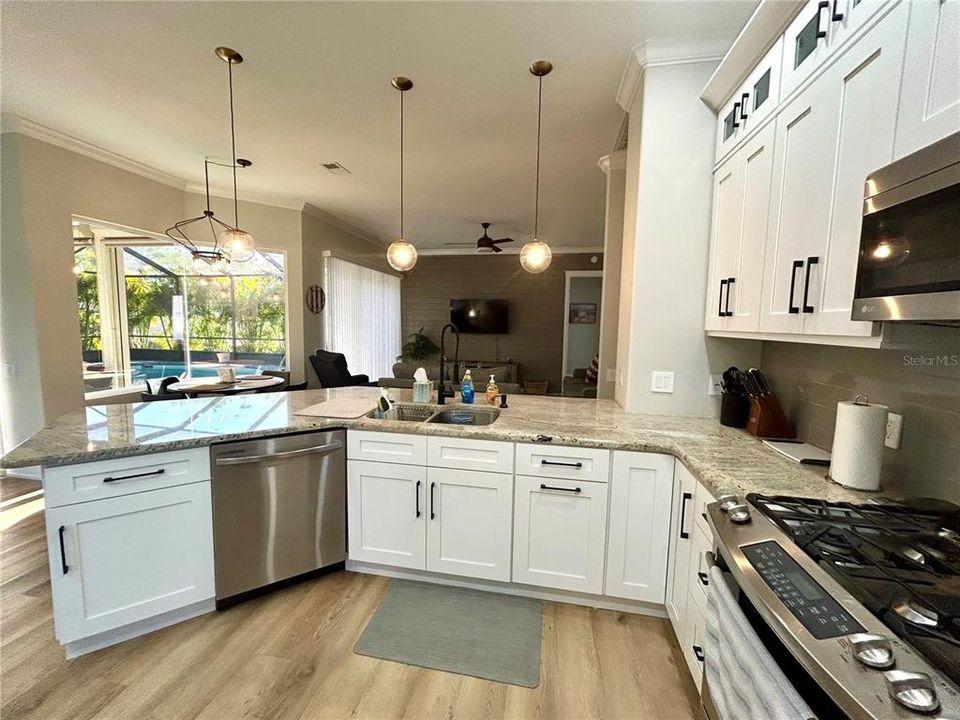 出租: $5,600 (4 贝兹, 3 浴室, 2421 平方英尺)