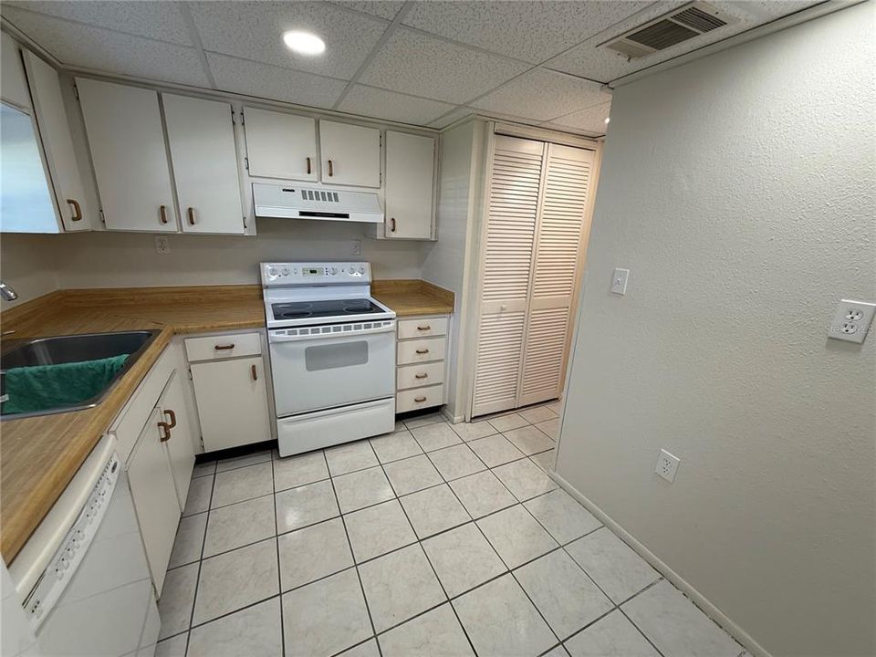 待售: $125,000 (1 贝兹, 1 浴室, 763 平方英尺)