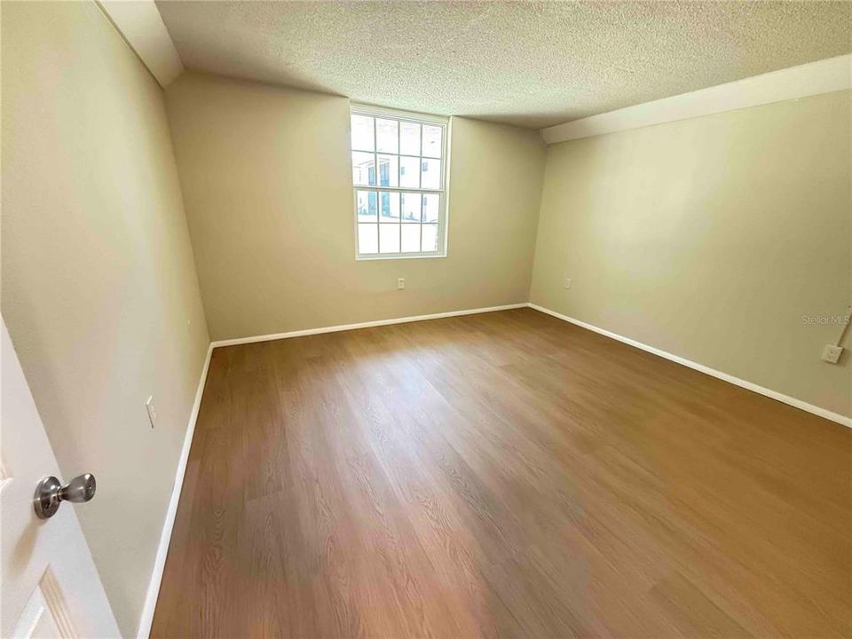 待售: $125,000 (1 贝兹, 1 浴室, 763 平方英尺)