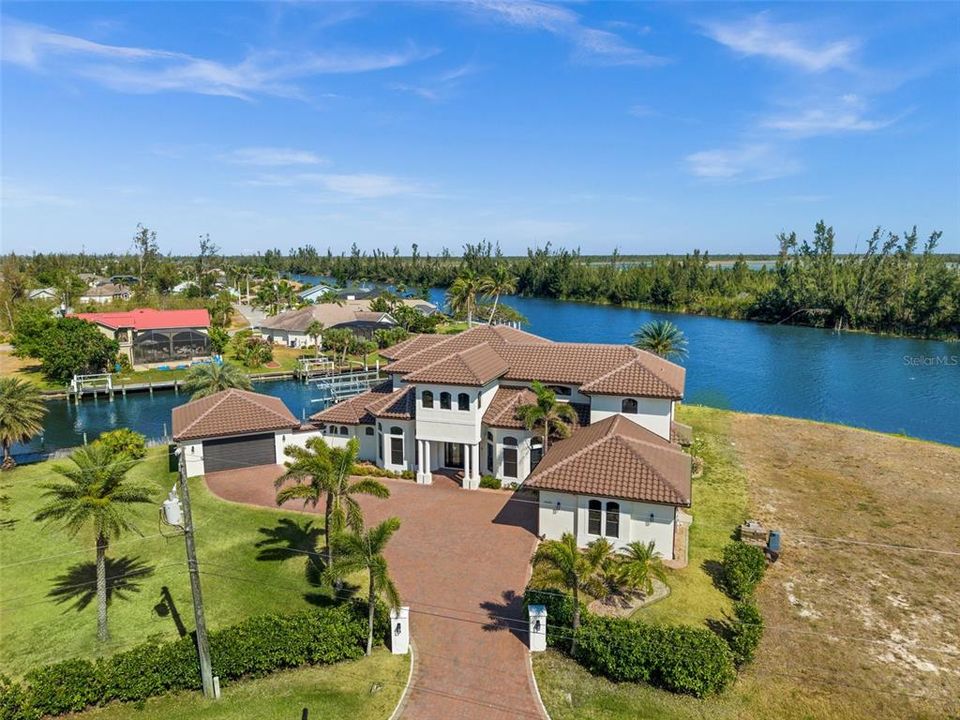 For Sale: $2,000,000 (4 beds, 4 baths, 5206 Square Feet)