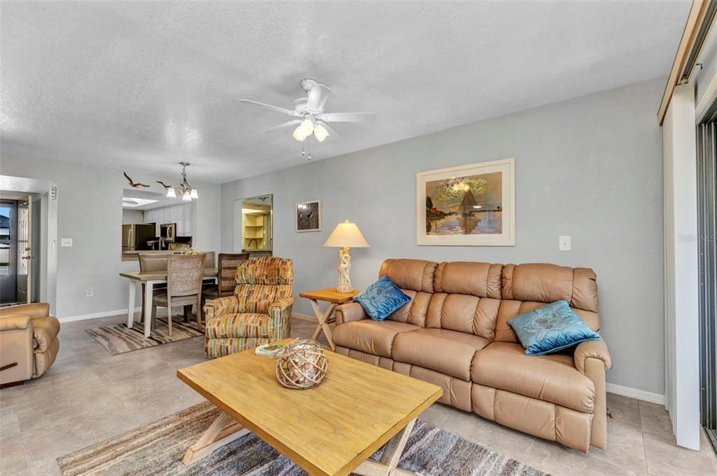 For Sale: $155,000 (2 beds, 2 baths, 1050 Square Feet)