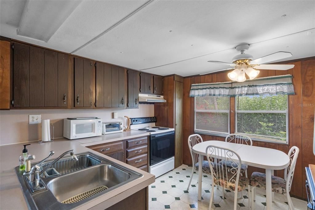 For Sale: $679,900 (6 beds, 5 baths, 1500 Square Feet)