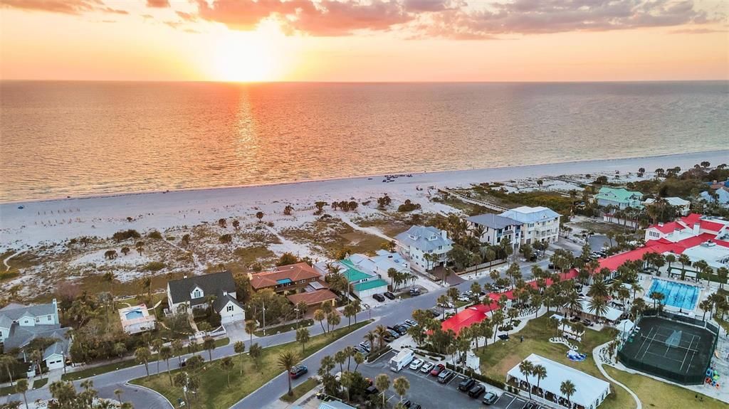 На продажу: $5,995,000 (6 спален, 5 ванн, 5016 Квадратных фут)