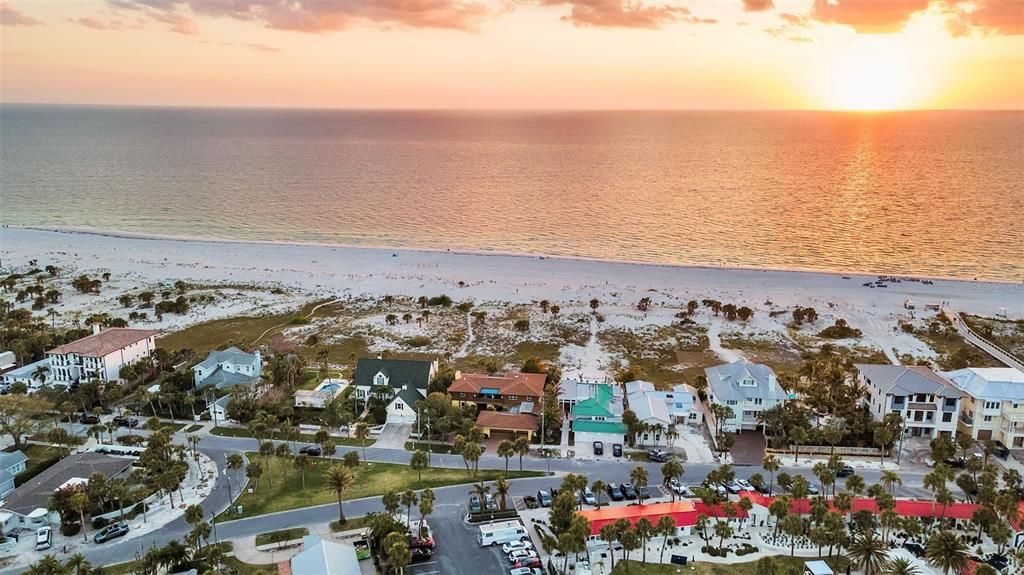 На продажу: $5,995,000 (6 спален, 5 ванн, 5016 Квадратных фут)