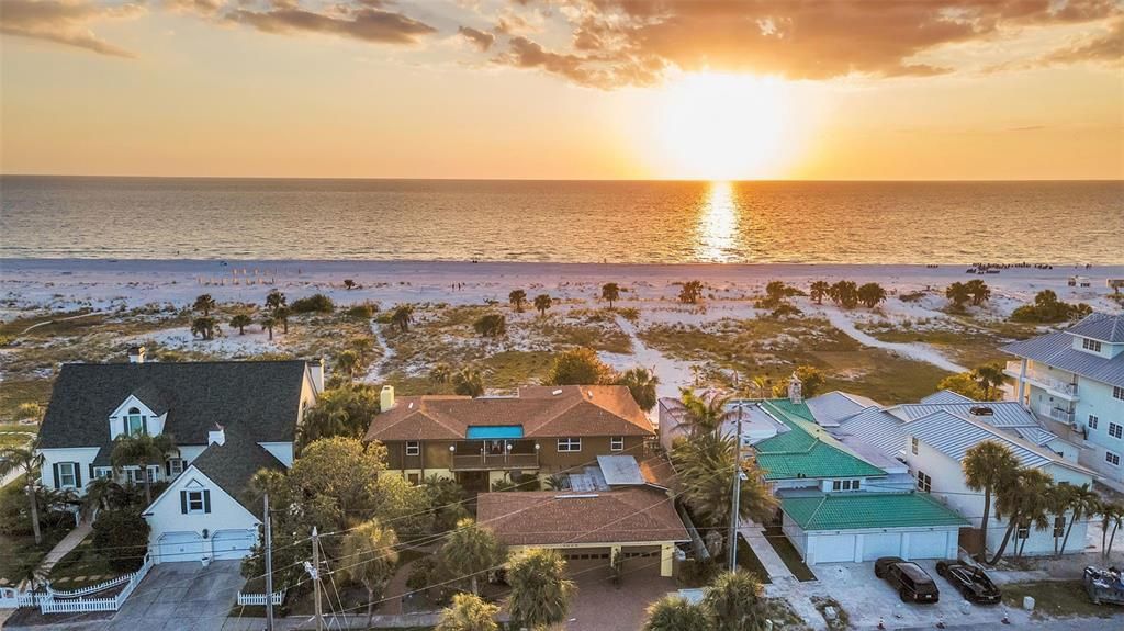 На продажу: $5,995,000 (6 спален, 5 ванн, 5016 Квадратных фут)