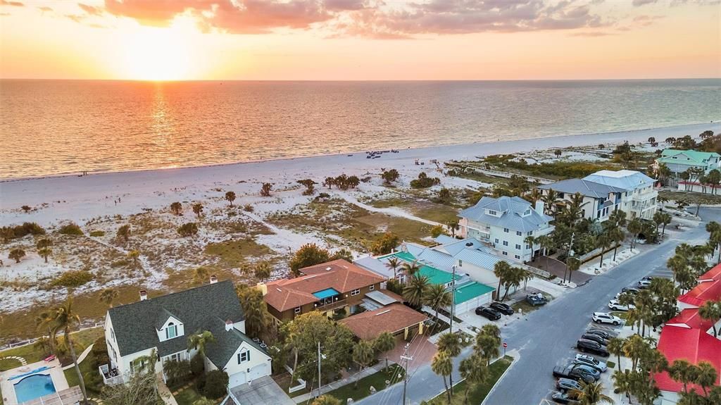 На продажу: $5,995,000 (6 спален, 5 ванн, 5016 Квадратных фут)