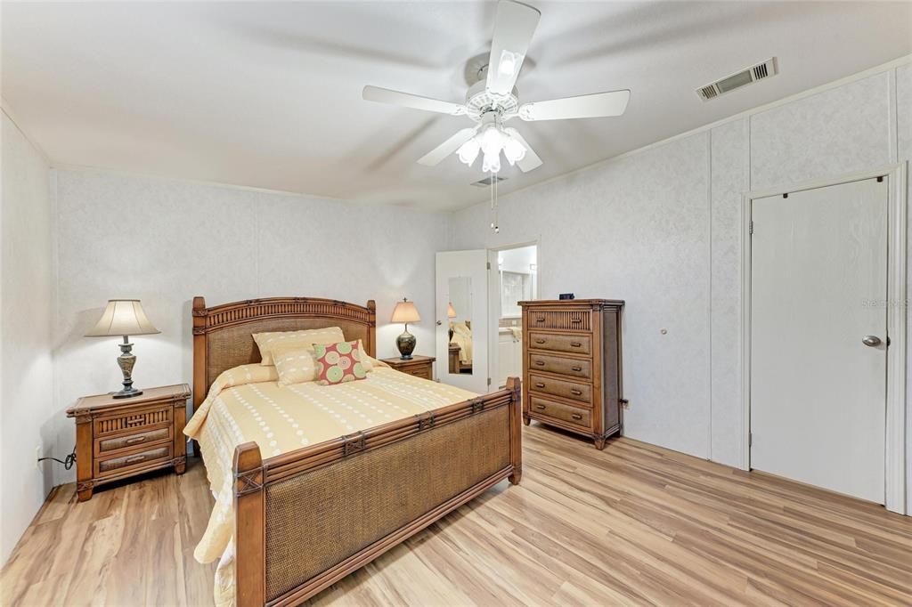 Active With Contract: $209,500 (3 beds, 2 baths, 1674 Square Feet)