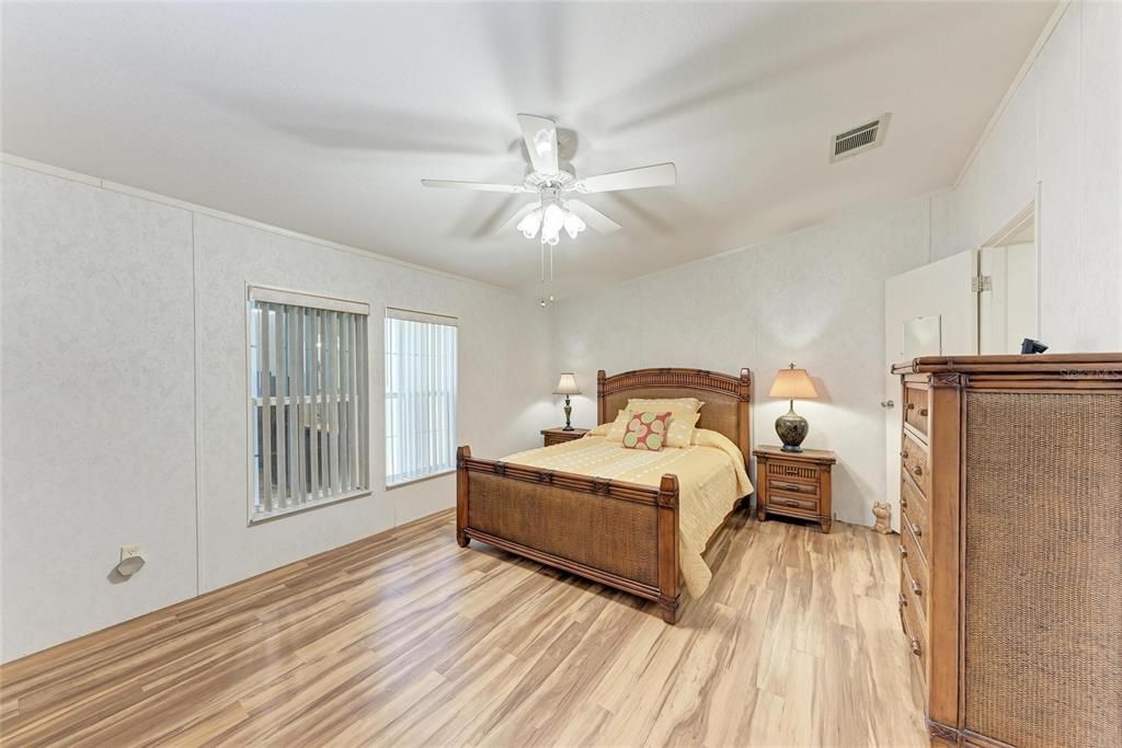 Active With Contract: $209,500 (3 beds, 2 baths, 1674 Square Feet)