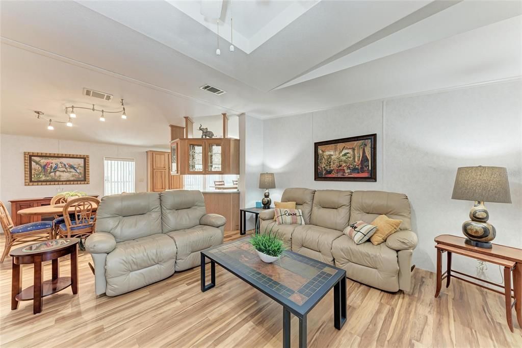 Active With Contract: $209,500 (3 beds, 2 baths, 1674 Square Feet)