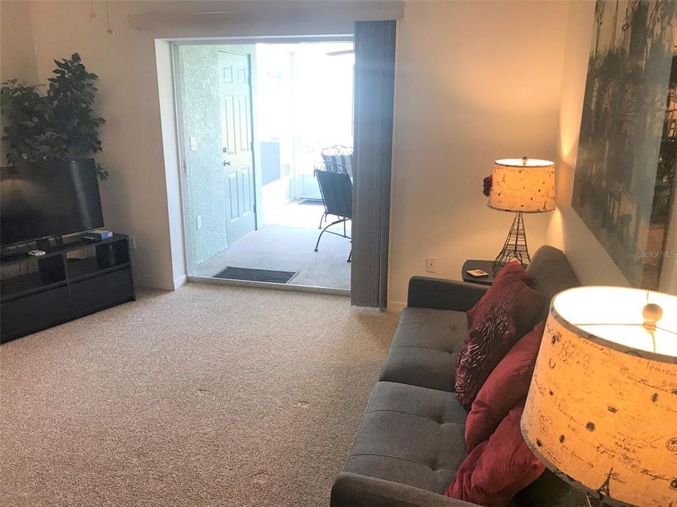 合同活跃: $1,250 (2 贝兹, 2 浴室, 1106 平方英尺)