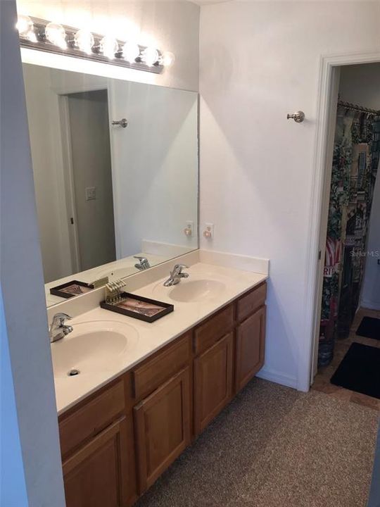 合同活跃: $1,250 (2 贝兹, 2 浴室, 1106 平方英尺)