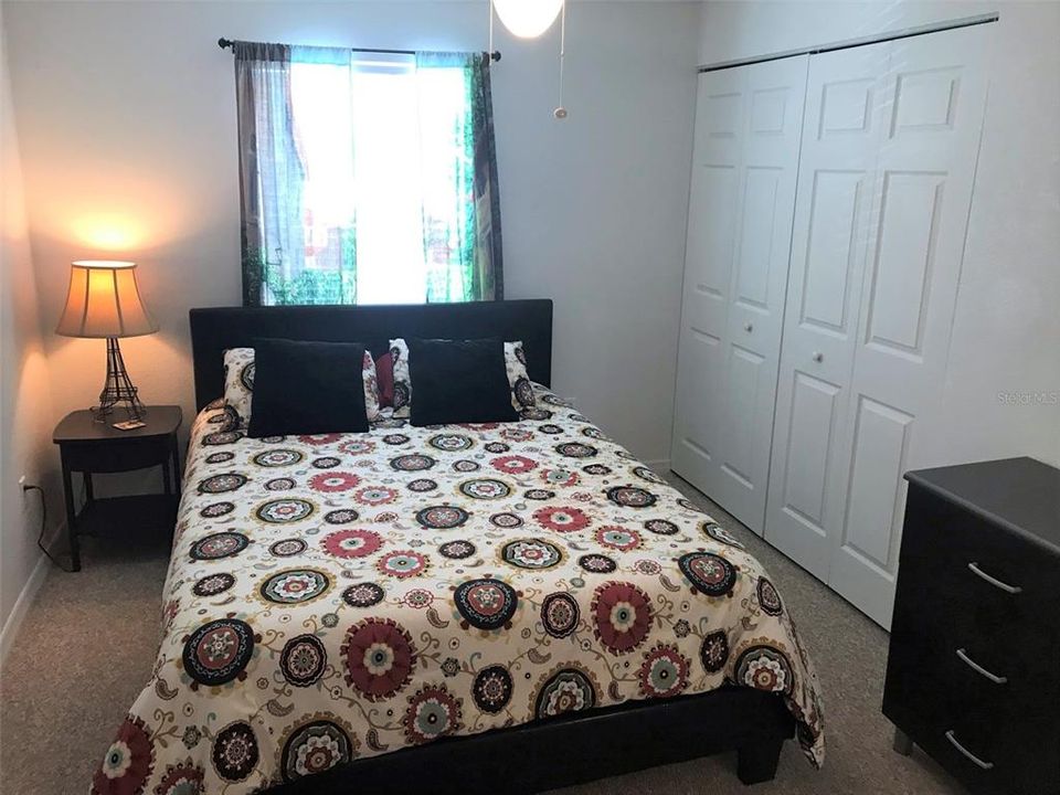 合同活跃: $1,250 (2 贝兹, 2 浴室, 1106 平方英尺)