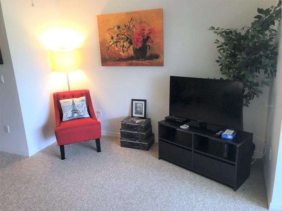 合同活跃: $1,250 (2 贝兹, 2 浴室, 1106 平方英尺)